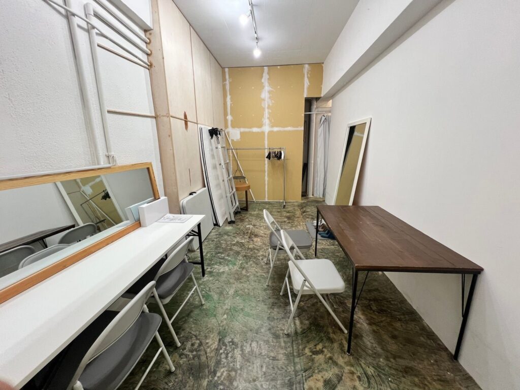 会場の写真：メイク室・控え室